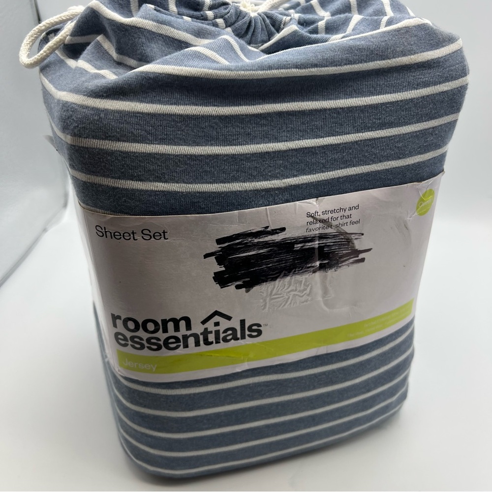 Room essentials Jersey queen size bed set 
1 flat sheet 
1 fitted sheet 
2 p cse